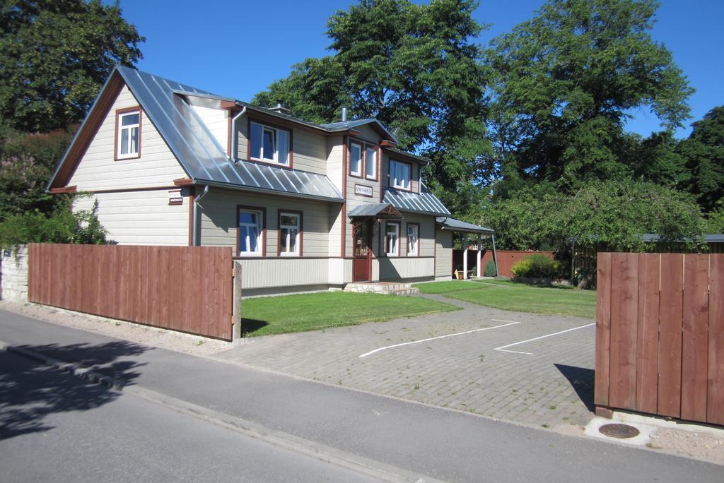 Paerna Guesthouse & Apartments Kuressaare Room photo